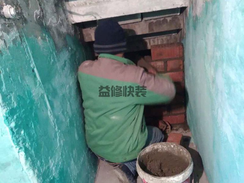 廁所天花板漏水樓上不配合,高壓管把防水材料注入裂紋中(圖1)