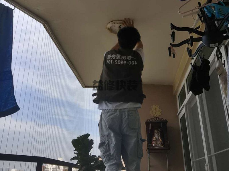 主臥有個大陽臺怎么裝修設計,成了一個充當書房的空間